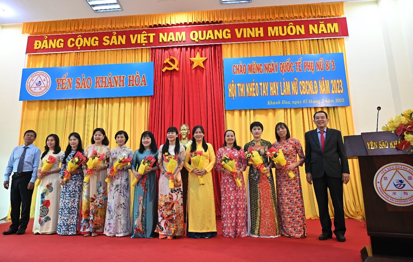 CB Nữ lãnh đạo Công Ty Yến Sào Khánh Hòa nhận hoa tặng từ Công Ty Yến Sào Khánh Hòa