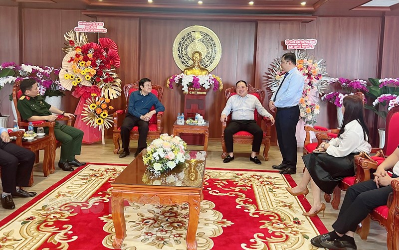 Chủ tịch HĐQT Trương Đình Hải nồng nhiệt đón tiếp nguyên Chủ tịch nước Trương Tấn Sang.
