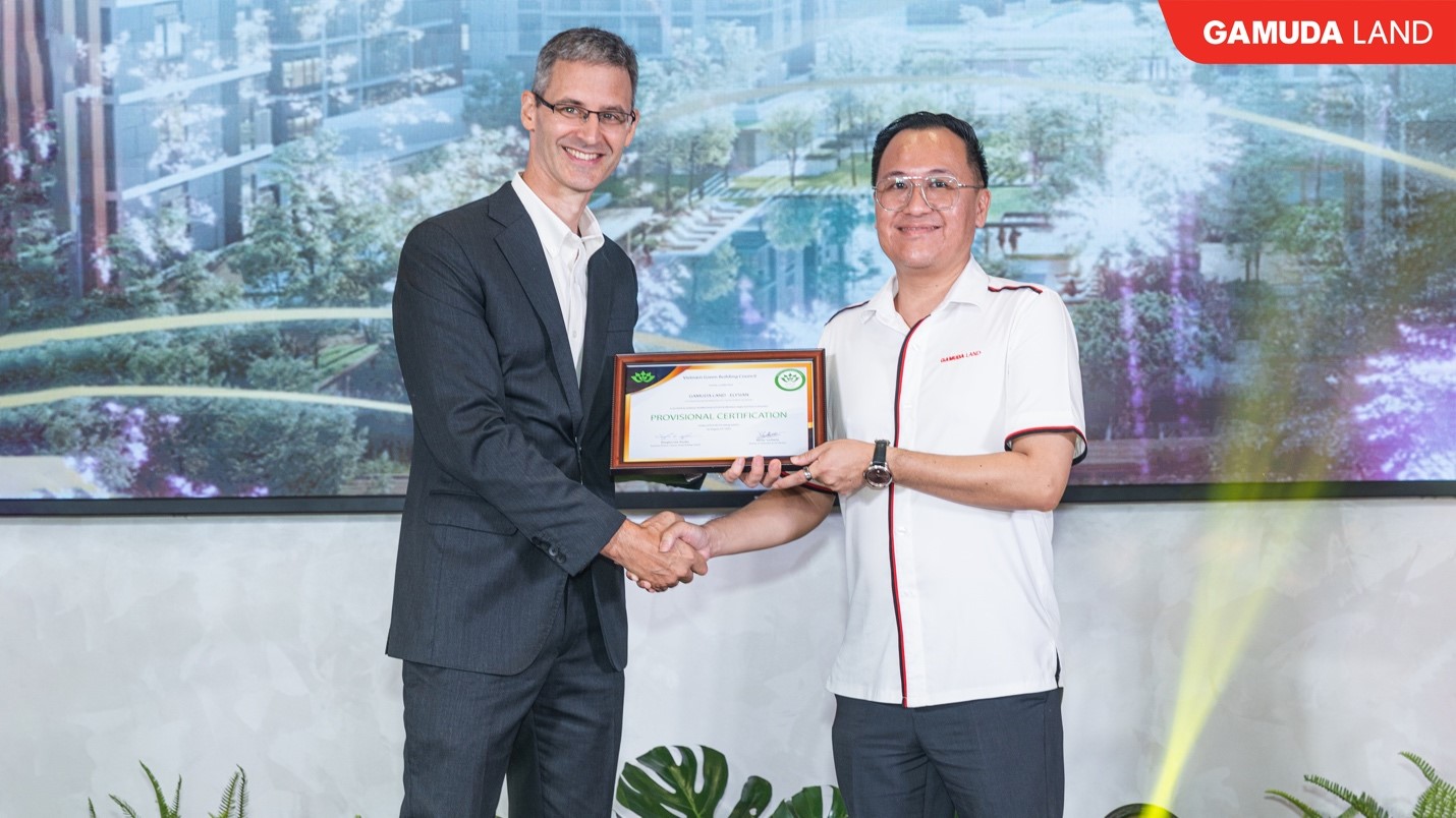 Ông Douglas Lee Snyder – Giám đốc Điều hành VGBC trao chứng chỉ LOTUS của Elysian cho ông Angus Liew – Chủ tịch HĐTV Gamuda Land Việt Nam.