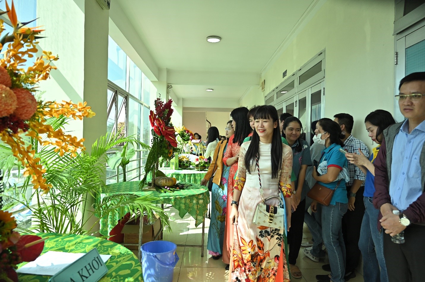 Bà Trịnh Thị Hồng Vân, Phó Tổng Giám Đốc Công Ty Yến Sào Khánh Hòa Trưởng Ban Tổ chức Hội Thi xem khu vực thi cắm hoa