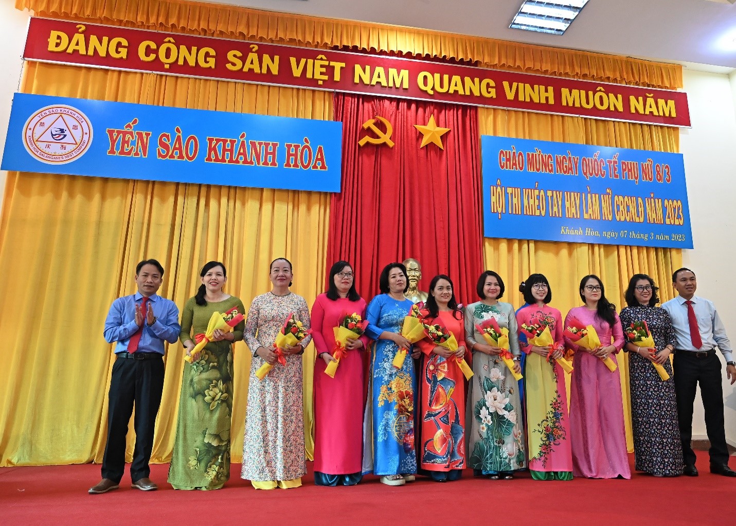CB Nữ Trưởng phó phòng Công Ty Yến Sào Khánh Hòa nhận hoa tặng từ Công Ty Yến Sào Khánh Hòa