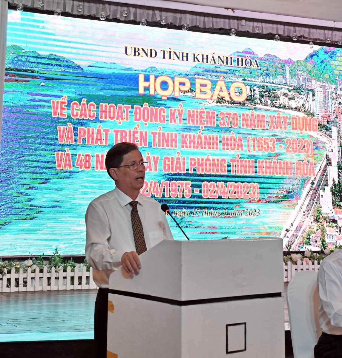Ông Nguyễn Tấn Tuân, Chủ Tịch UBND Tỉnh Khánh Hòa phát biểu  tại Họp báo