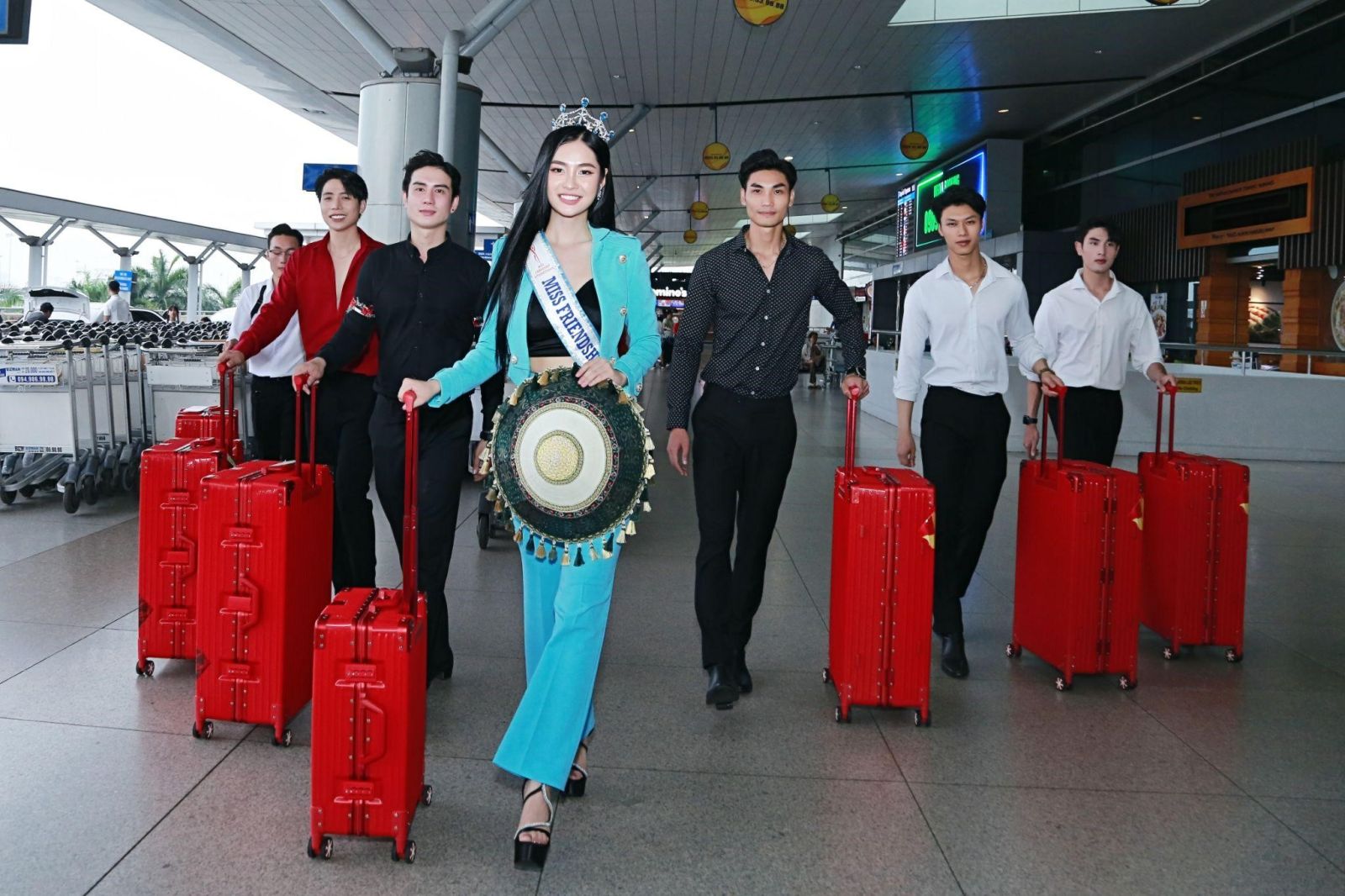 Hoa hậu Nông Thúy Hằng sánh bước cùng vali DaVie tại sân bay