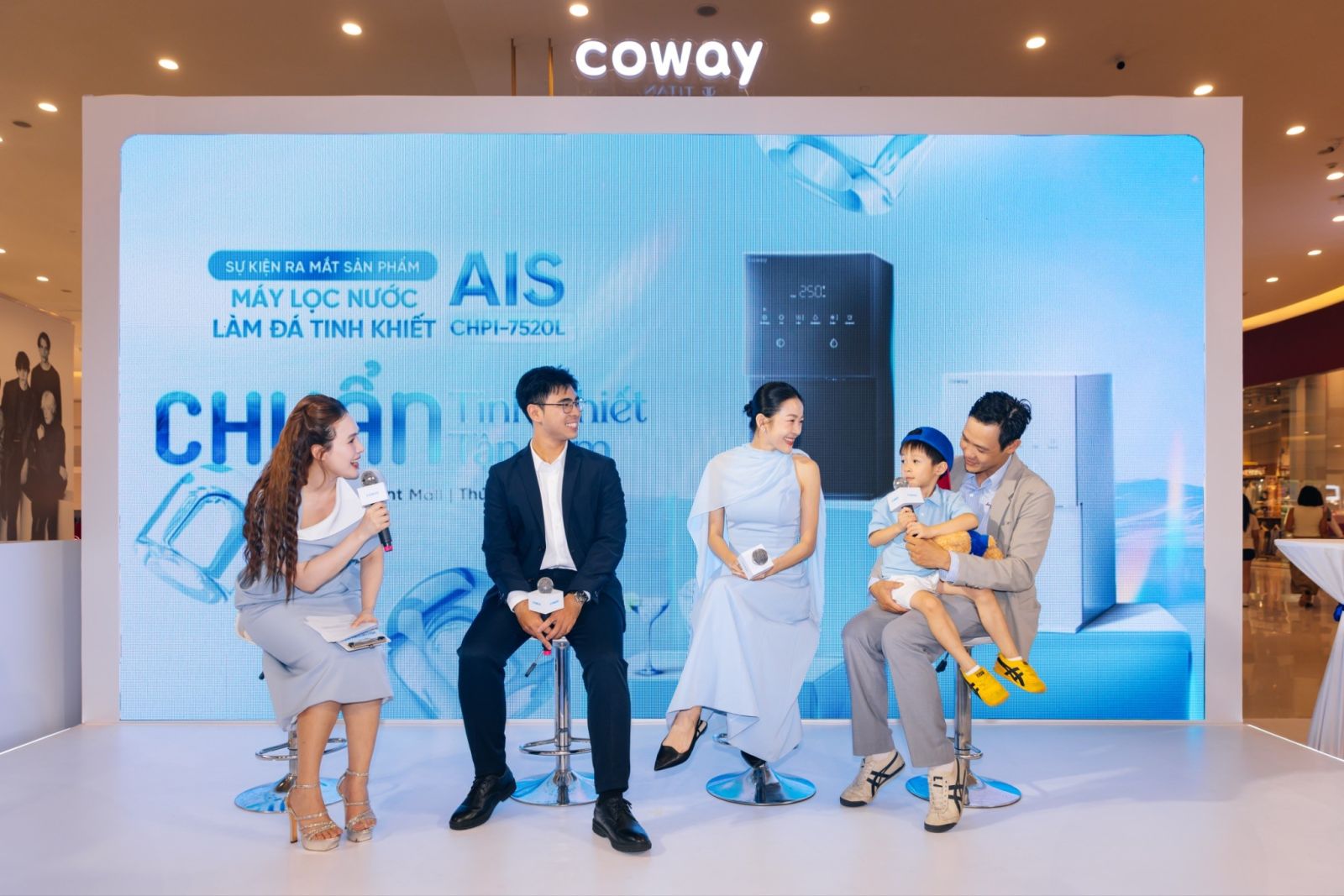 Các khách mời chia sẽ cảm nhận về sản phẩm tại sự kiện.