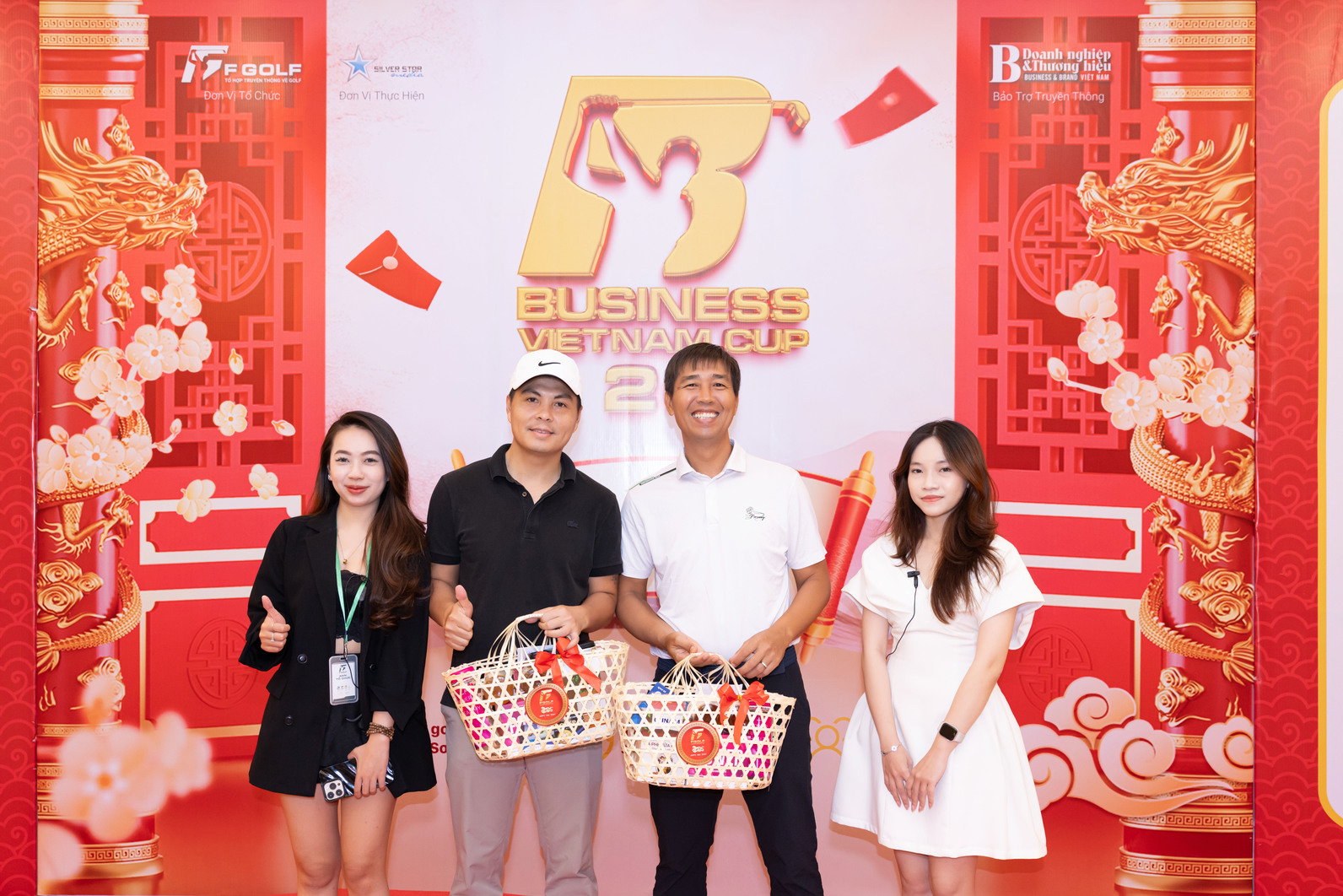 Golfer chụp ảnh cùng giỏ quà tết đến từ Ban tổ chức