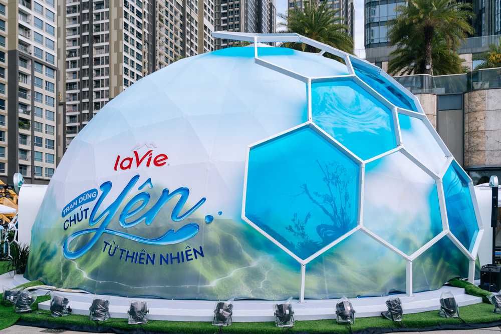Mô hình giọt nước khoáng thiên nhiên khổng lồ LaVie được đặt tại Landmark 81 (TP. Hồ Chí Minh)