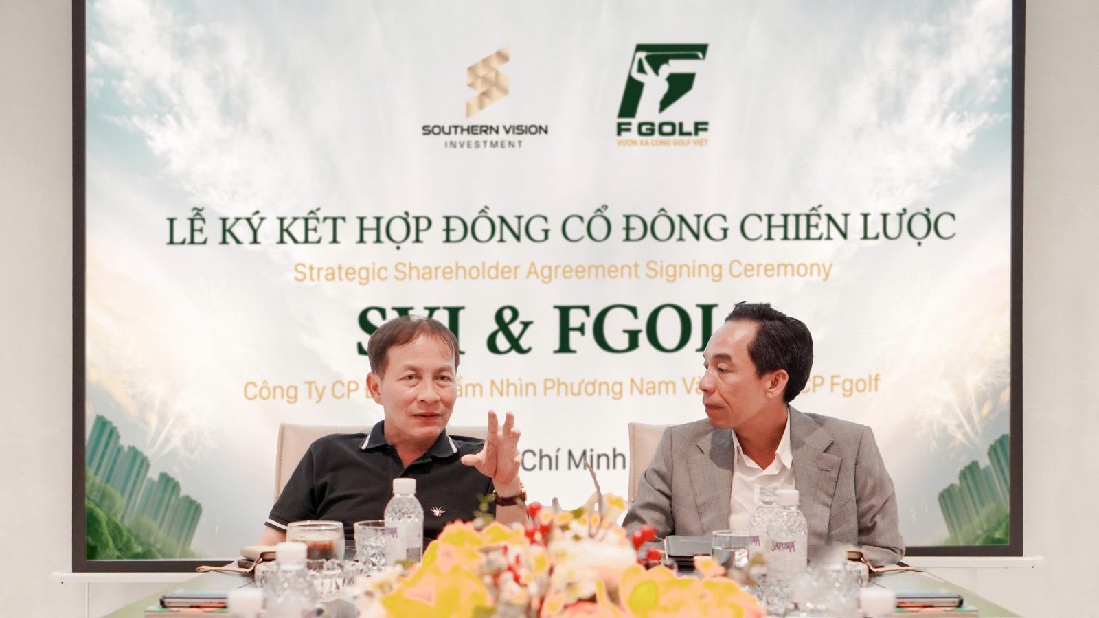 Ông Dương Huy Linh – Chủ tịch HĐQT SVI (bên trái) và ông Nguyễn Toàn Thắng – CEO FGolf (bên phải)