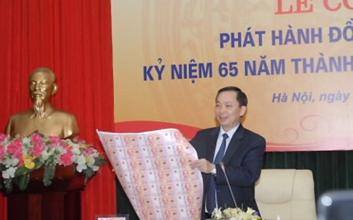 Ông Đào Minh Tú, Phó thống đốc Ngân hàng Nhà nước giới thiệu về loại tiền lưu niệm tại buổi giới thiệu ngày 4/4/2016