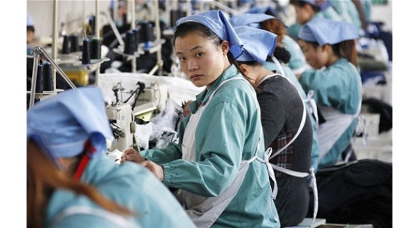  Công nhân làm việc trong một nhà máy dệt may của Trung Quốc - Ảnh: Telegraph. 