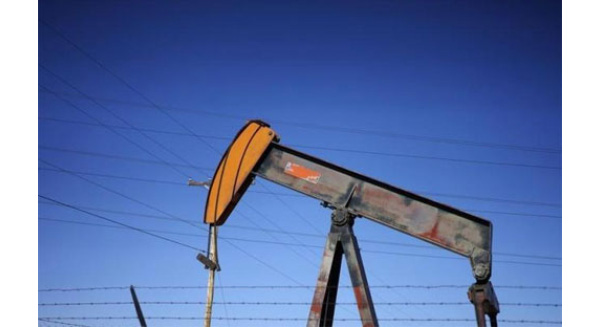 Máy bơm dầu tại một mỏ dầu ở Denver, Colorado, Mỹ, tháng 2/2015 - Ảnh: Reuters.