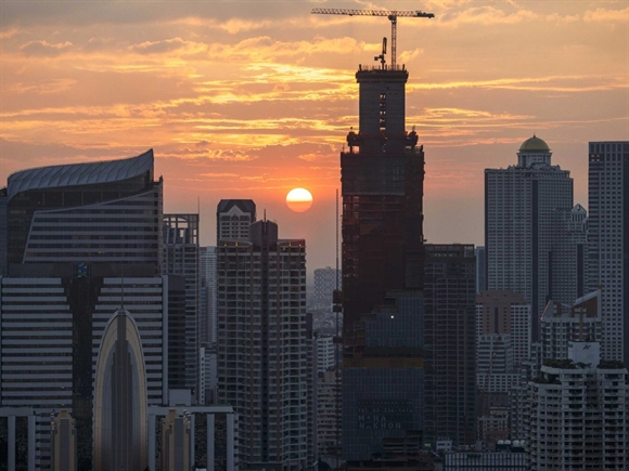 Mặt trời mọc phía trên những tòa nhà cao tầng ở Bangkok, hôm 14/11/2014.