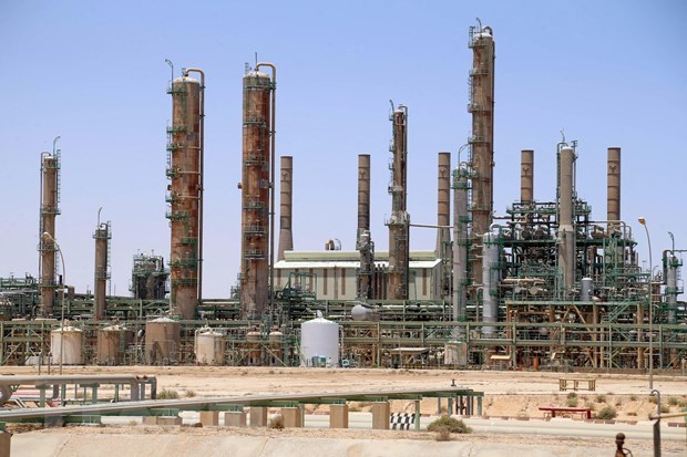 Một cơ sở lọc dầu tại thị trấn Ras Lanuf của Libya. (Ảnh: AFP/TTXVN)