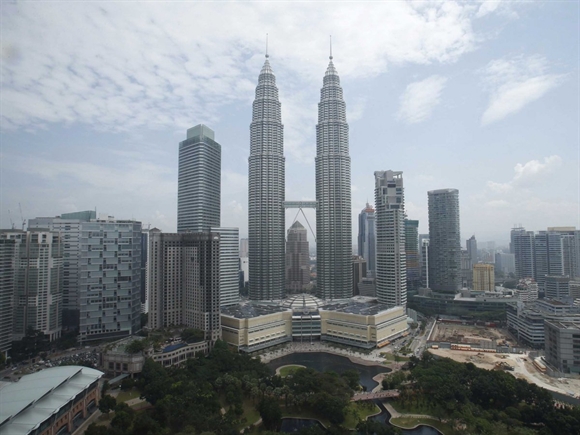 Quang cảnh tòa tháp đôi Petronas với bầu trời trong xanh 27/6/2013.