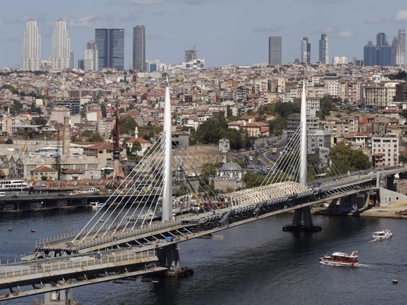 Một cây cầu bắc qua vịnh Golden Horn, Istanbul 5/9/2013.
