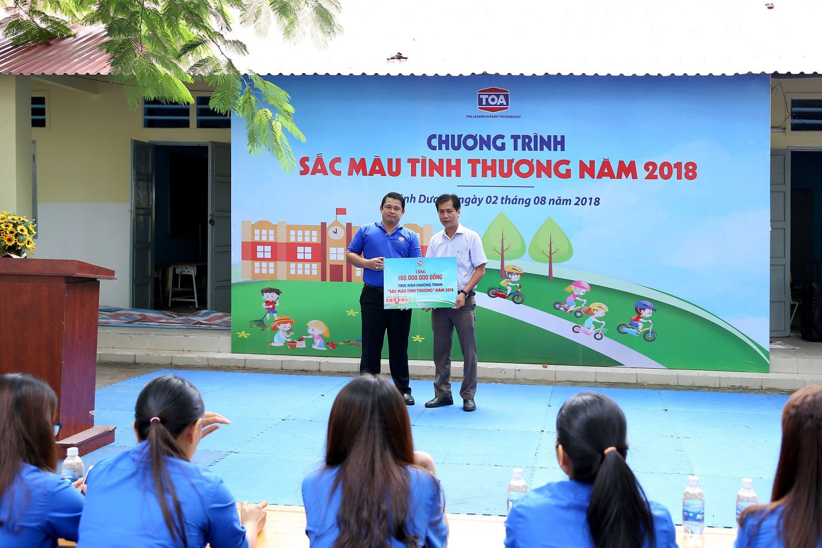 Đại diện nhà trường nhận bảng tài trợ từ Sơn TOA Việt Nam
