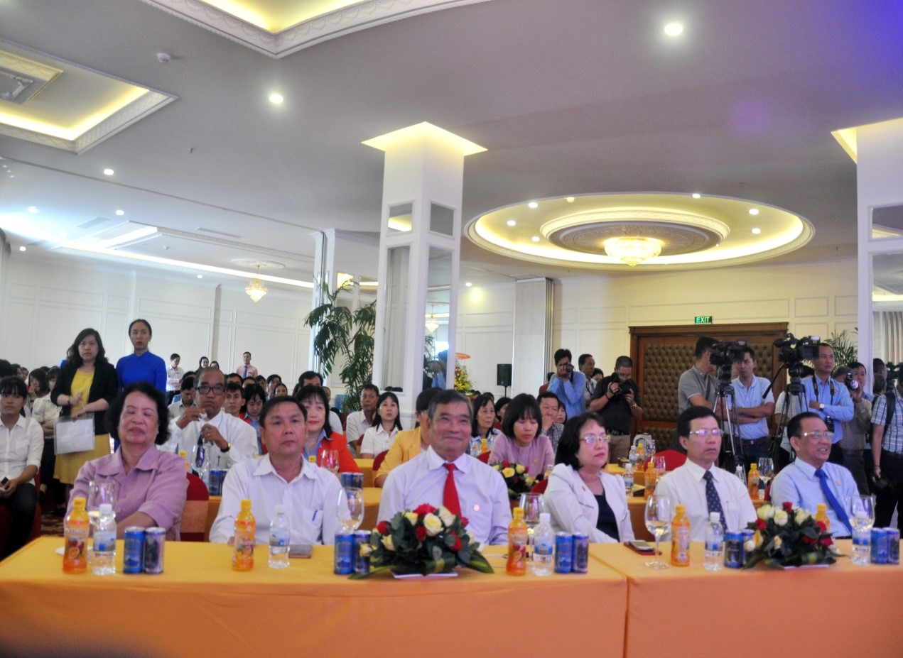 Ông Lê Hữu Hoàng, Chủ tịch Hội Đồng TV Công Ty Yến Sào Khánh Hòa (bìa phải) và đại diện lãnh đạo các cơ quan tỉnh Khánh Hòa