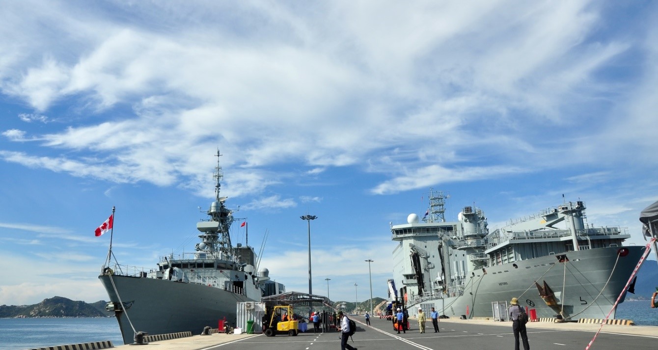Tàu Hải quân Hoàng gia CANADA HMCS Regina (trái) tàu Tiếp Vận Hậu Cần ATERIS (phải)