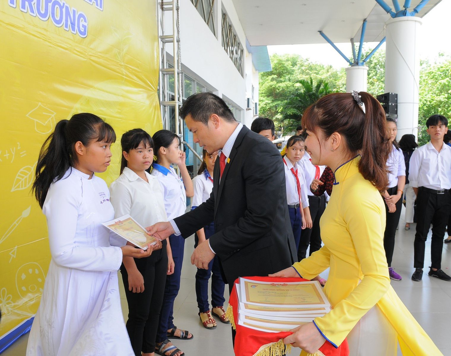 Ông Nguyễn Vĩnh Lợi – Giám đốc Nam A Bank Khu vực miền Tây  trao học bổng cho các em học sinh.