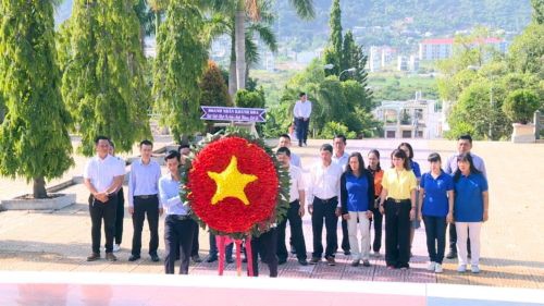 Hội Doanh Nhân đặt vòng hoa, viếng nghĩa trang Liệt Sĩ Hòn Dung, Nha Trang