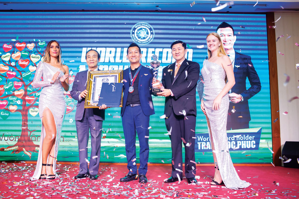 Tiến sĩ Trần Quốc Phúc nhận CUP và Chứng nhận Kỷ lục gia Thế giới từ Liên minh Kỷ lục thế giới WorldKings