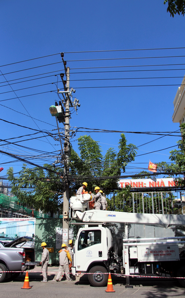 Xe sửa chửa lưới điện đang mang điện 