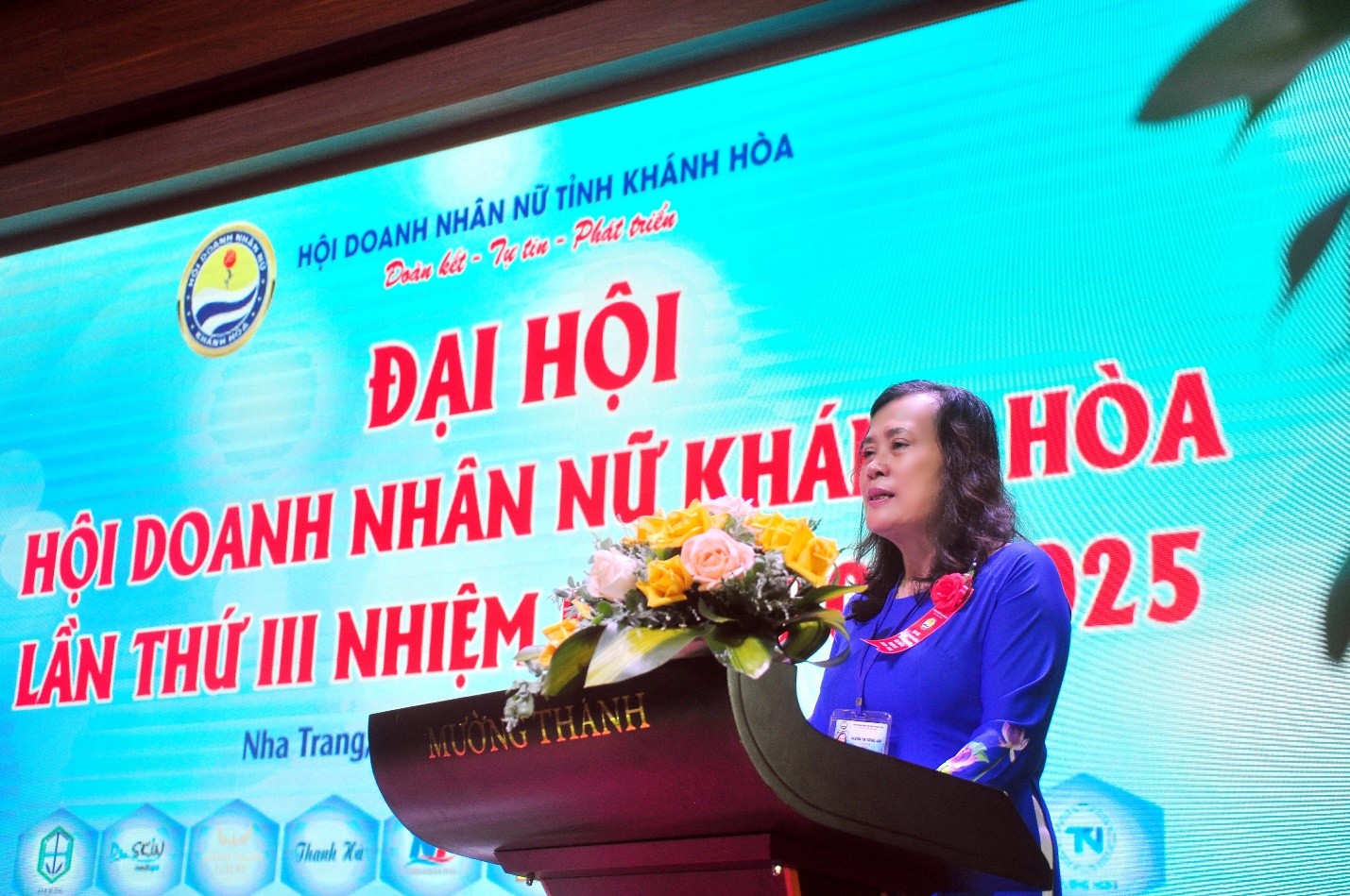 Bà Nguyễn Thị Tường Anh, Chủ tịch Hội Doanh Nhân Nữ Khánh Hòa phát biểu khai mạc Đại Hội Hội Doanh Nhân Nữ Khánh Hòa