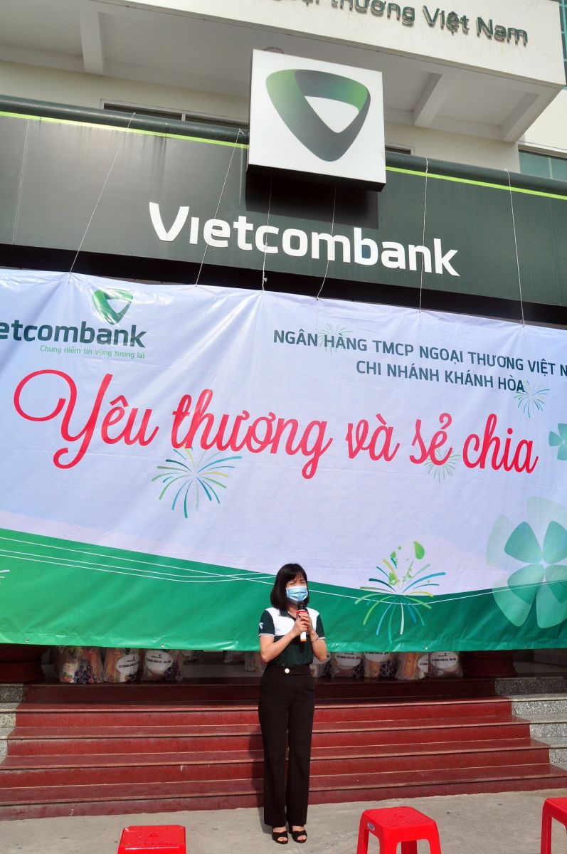 Bà Võ Thị Thu Hương, Phó Giám Đốc CN Vietcom bank Khánh Hòa trong Chương trình Xuân ấm tình người " yêu thương và sẻ chia"  
