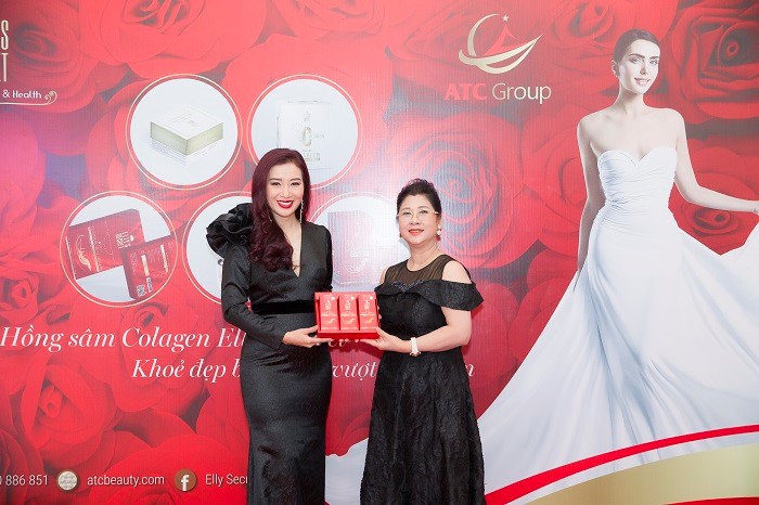 Bà Tạ Thị Thu Hằng (bên phải) - Chủ tịch Hội đồng quản trị kiêm Tổng giám đốc ATC Group cùng với Á hậu Qúy bà Thế giới Nguyễn Thu Hương