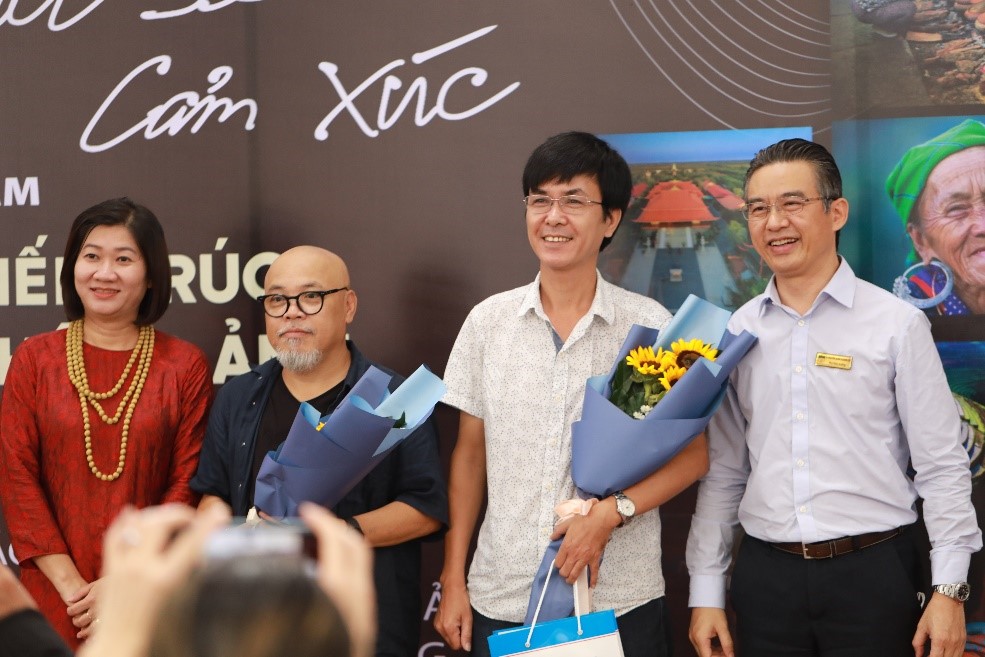 NAG Lương Thanh Hải và Giang Sơn Đông (đứng giữa) tại lễ khai mạc triển lãm.