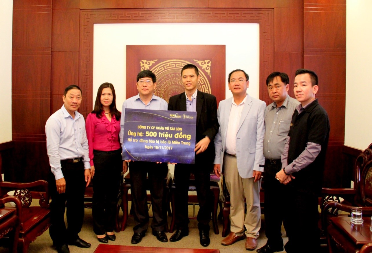 Ông Nguyễn Duy Bắc nhận 1kg Vàng (tượng trưng) từ ông Từ Văn Phước – Chủ tịch Hội đồng quản trị Công ty Cổ phần Đầu tư – Thương mại – Dịch vụ Việt Úc
