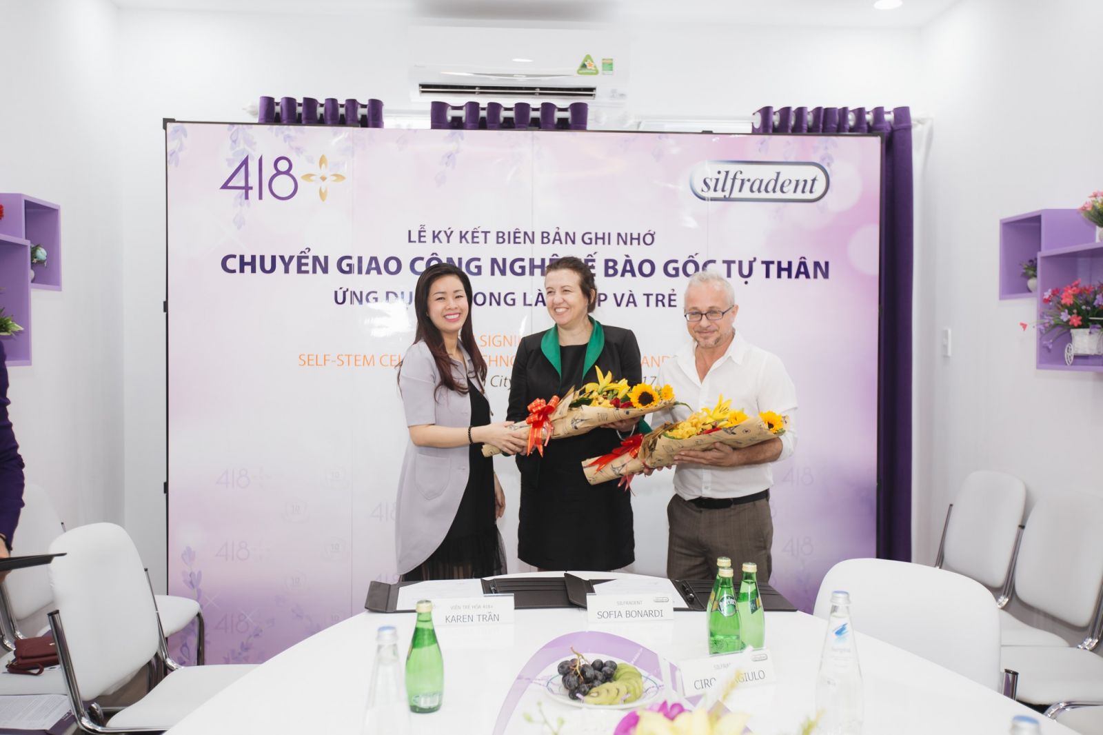 Bà Karen Trần (ngoài cùng bên trái)- CEO của Viện 418+ chụp hình lưu niệm với bà Sofia-đại diện thương hiệu Silfraden và bác Sĩ Ciro Gargiulo