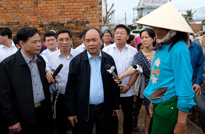 Thủ Tướng Nguyễn Xuân Phúc thăm người dân vùng tâm bão Vạn Ninh, Khánh Hòa