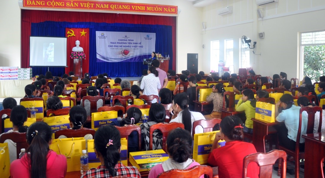 Toàn cảnh Chương trình trình “Trao phương tiện sinh kế cho phụ nữ khó khăn” lần thứ nhất tại  Huyện Cam Lâm, Khánh Hòa