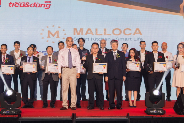 Ông Trương Châu Tuấn (đứng giữa) -Giám đốc Khối Kinh doanh và Tiếp thị Malloca Việt Nam đón nhận Chứng nhận Top 100 “Sản phẩm – dịch vụ Tin & Dùng 2017” do BTC trao tặng