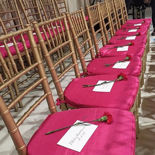 Vị giám đốc sáng tạo đã cho đặt những bông hoa cẩm chướng đỏ xinh đẹp lên các hàng chiếc ghế giản dị màu hồng. Tương truyền, đây là loài hoa mà "ông vua của những thiết kế ngọt ngào" yêu thích nhất.