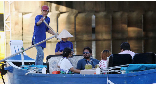 Du khách tham gia tour du lịch chèo thuyền dọc kênh Nhiêu Lộc – Thị Nghè Ảnh: Hoàng Triều