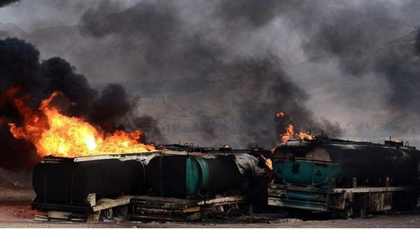 Các xe tải chở dầu của IS tại Syria cháy sau một cuộc không kích của Mỹ trong tháng 11. Ảnh: New York Times
