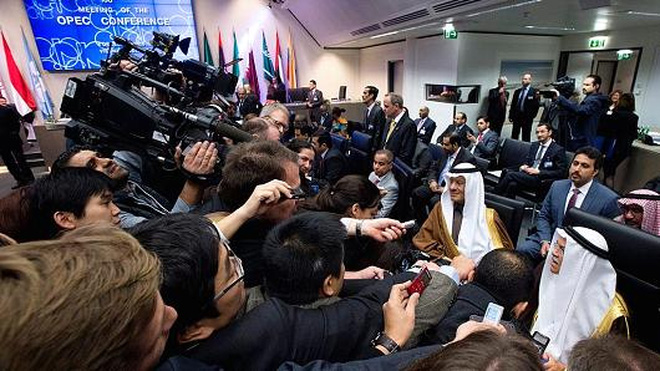 Báo giới vây quanh Bộ trưởng Dầu mỏ Ả rập Ali al-Naimi trong cuộc họp diễn ra ở Doha cuối tuần qua