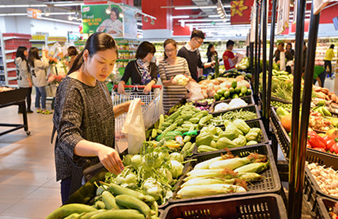 ột số DN Việt cung cấp thực phẩm đạt chuẩn vào siêu thị để tăng lợi thế cạnh tranh. Trong ảnh: Khách hàng đang mua thực phẩm sạch tại một siêu thị. Ảnh: TÚ UYÊN