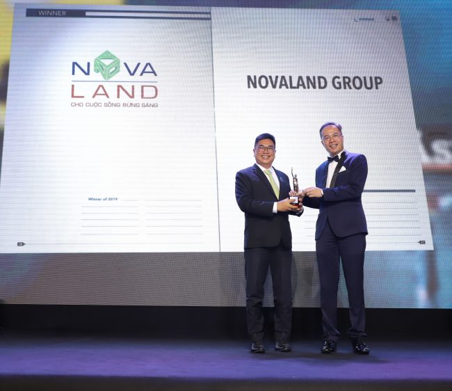 Ông Bùi Xuân Huy, Tổng Giám đốc Tập đoàn Novaland (trái) nhận giải thưởng từ ông William Ng, Tổng biên tập của Tạp chí HR Asia.