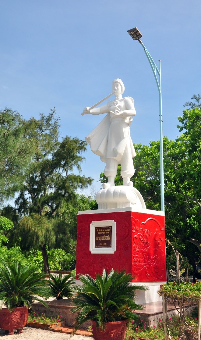 Tượng thờ Đại đô đốc Lê Thị Huyền Trâm