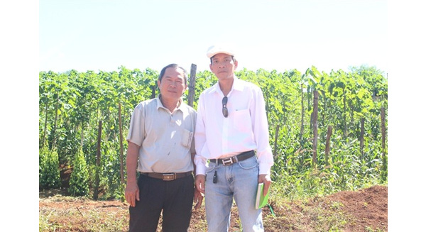 Tác giả (đội mũ trắng) bên nông dân Nguyễn Thanh Tịnh.