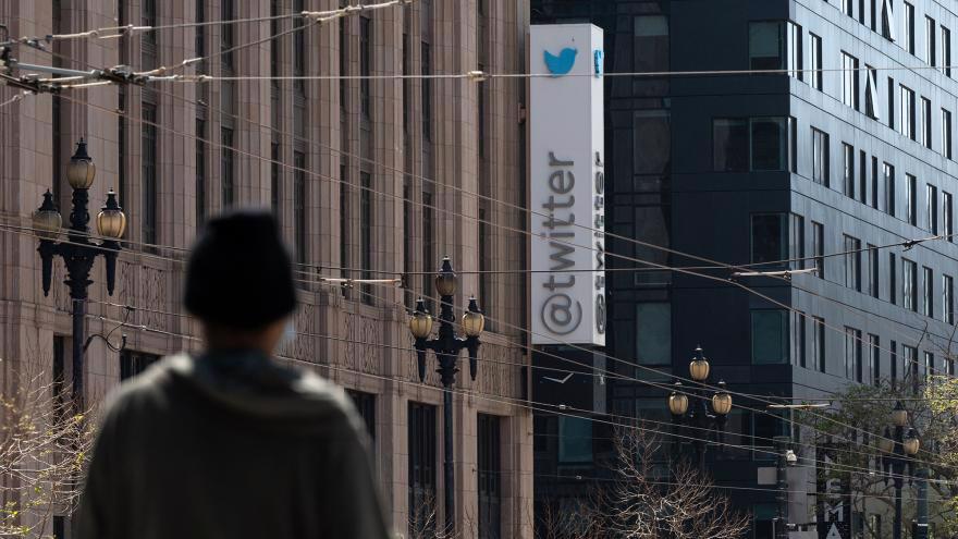 Giá cổ phiếu Twitter đã giảm mạnh kể từ khi công ty này thông báo chấp nhận đề nghị mua lại của ông Musk - Ảnh: Getty Images