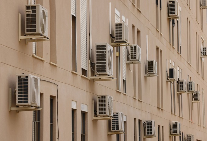 Các dàn nóng của điều hòa trên một tòa nhà ở Seville, Tây Ban Nha vào tháng 6. Ảnh: Bloomberg