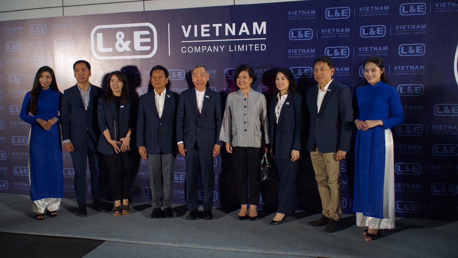Ban lãnh đạo L&E chụp hình lưu niệm tại sự kiện ra mắt Công ty TNHH Lighting & Equipment (Việt Nam).