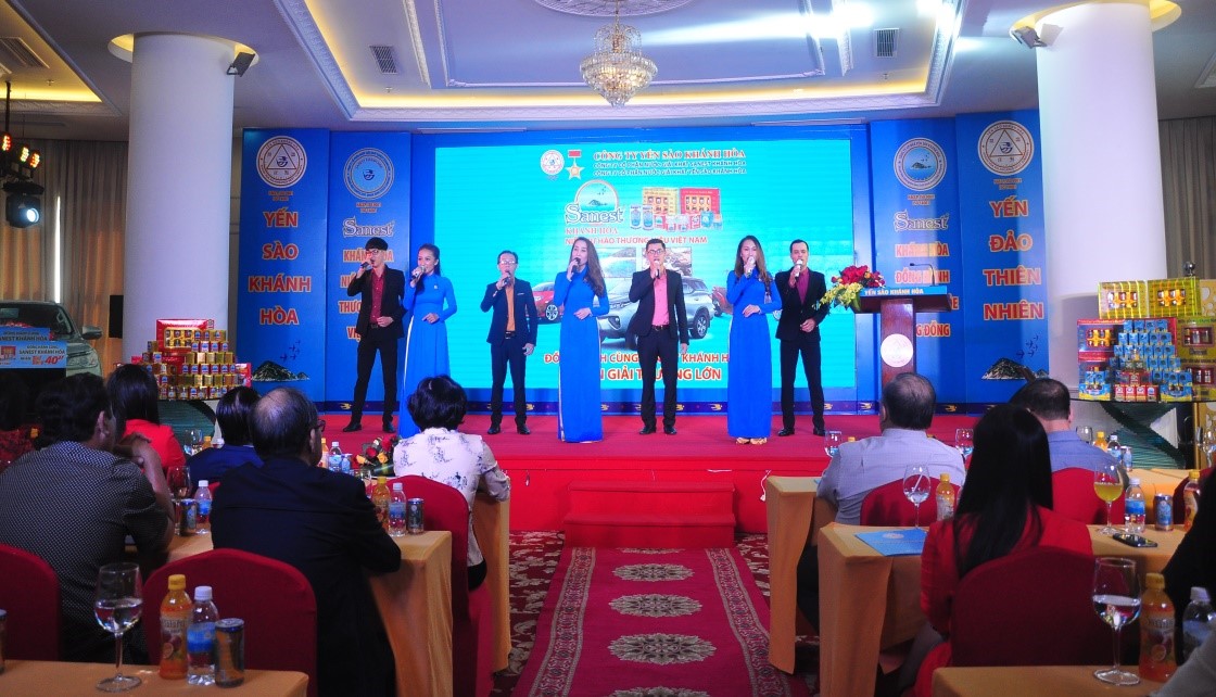 Toàn cảnh lễ trao giải “Sanest Khánh Hòa - Niềm tự hào thương hiệu Việt Nam” Văn nghệ chào mừng