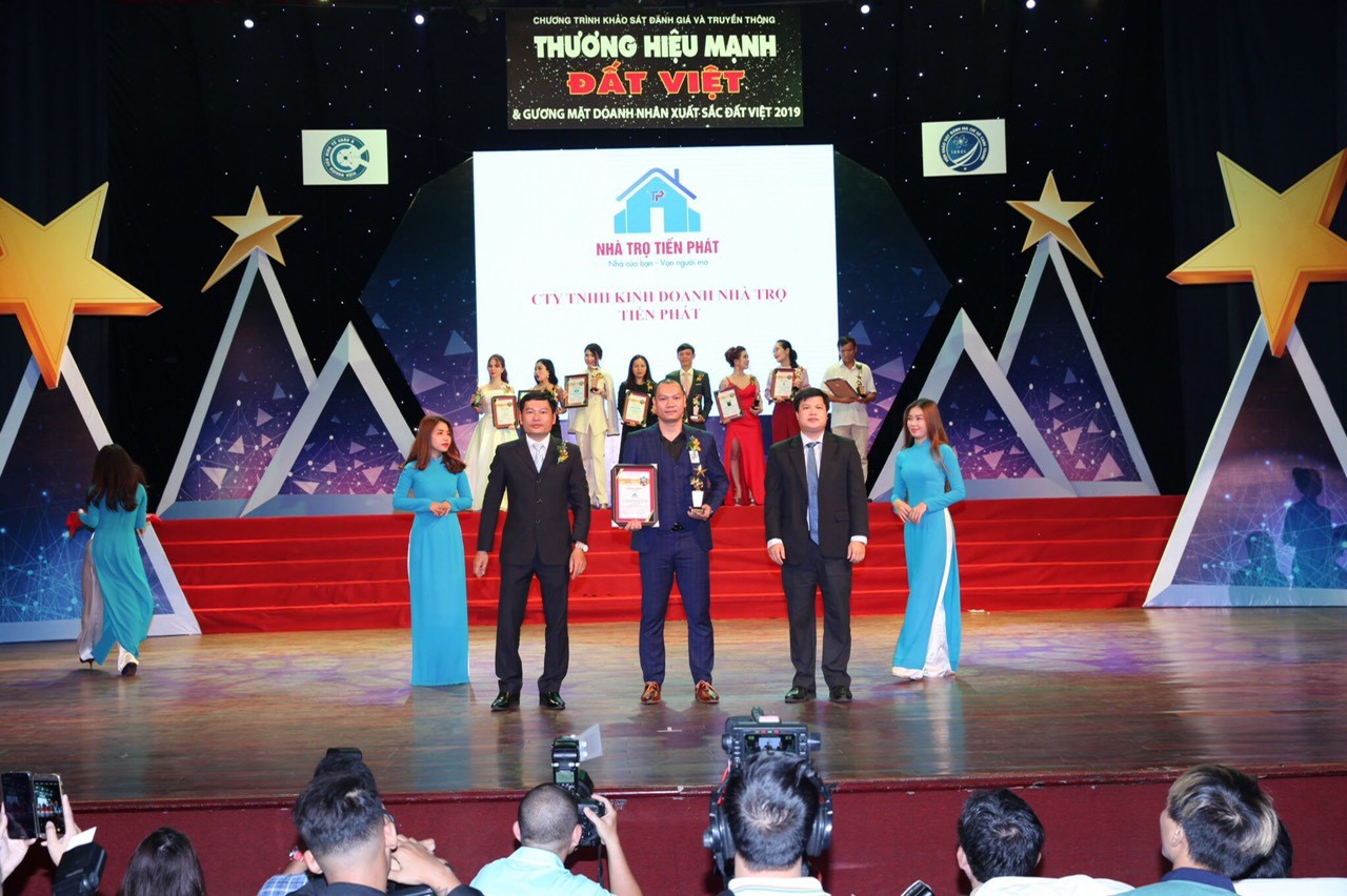Ông Nguyễn Hoài Nghĩa  nhận giải thưởng top 10 thương hiệu mạnh đất Việt