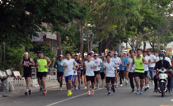 Trong ngày 6/5, các VĐV đã “làm nóng” đường phố Đà Nẵng với giải chạy từ thiện Newborns Run Out