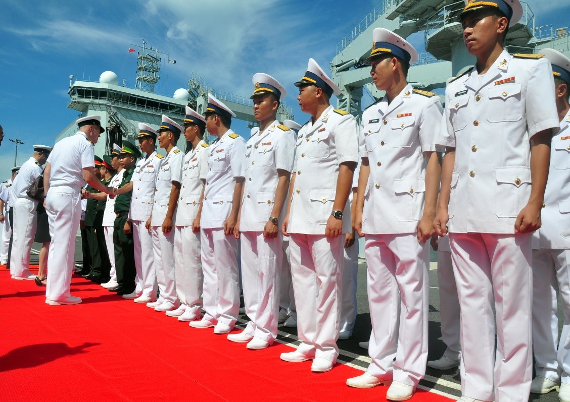 Đại diện Lãnh đạo Hải Quân Nhân Dân Việt Nam  chào mừng đại diện tàu Hoàng gia CANADA HMCS và tàu tiếp vận Hậu cần Regina