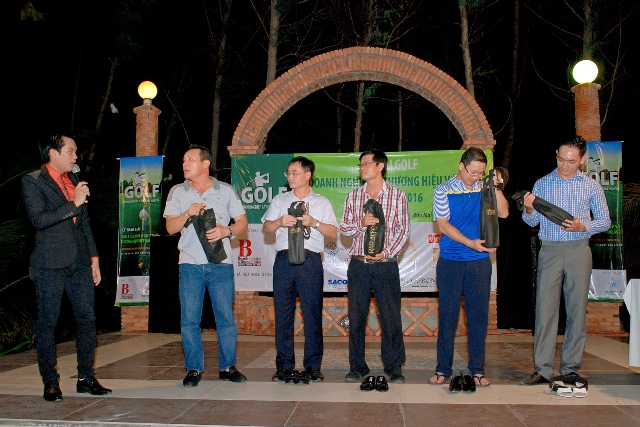 Những phần quà hấp dẫn đã được trao cho các golf thủ trong buổi giao lưu, họp mặt tại Bàu Mai Resort tối ngày 20/5